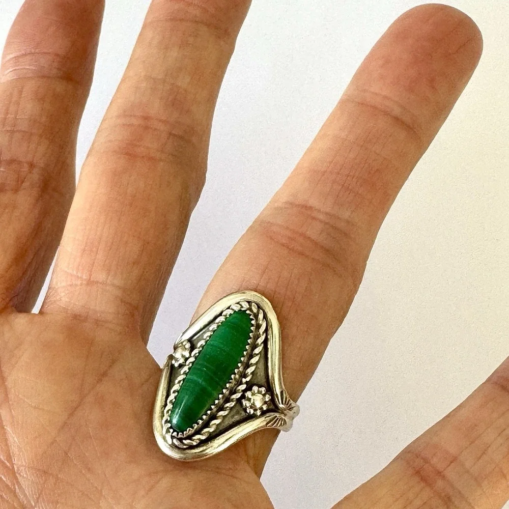 VTG Navajo Green Malachite Ring Sz 7.5 Sterling Flower Signet 1960s Old Native